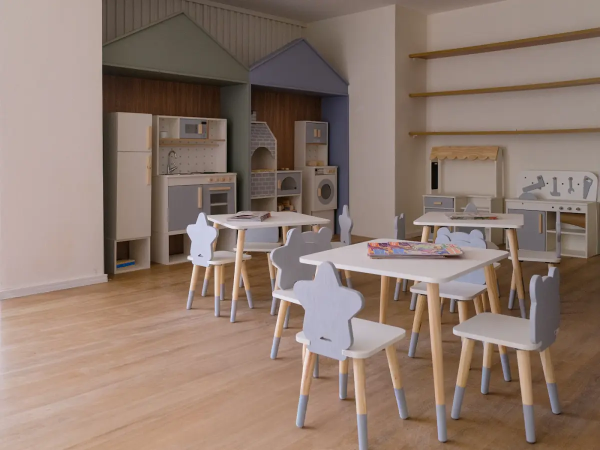Doğal ahşap materyallerle hazırlanmış Montessori sınıf ortamı